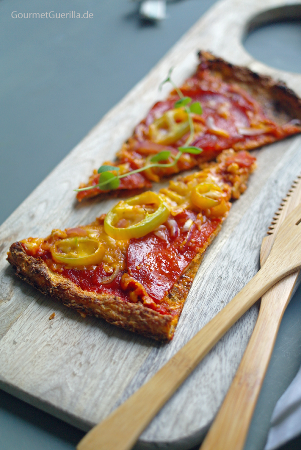Low carb pizza with chorizo, peppers and red onions Slices #recipe #gourmetguerilla.de #lowcarb