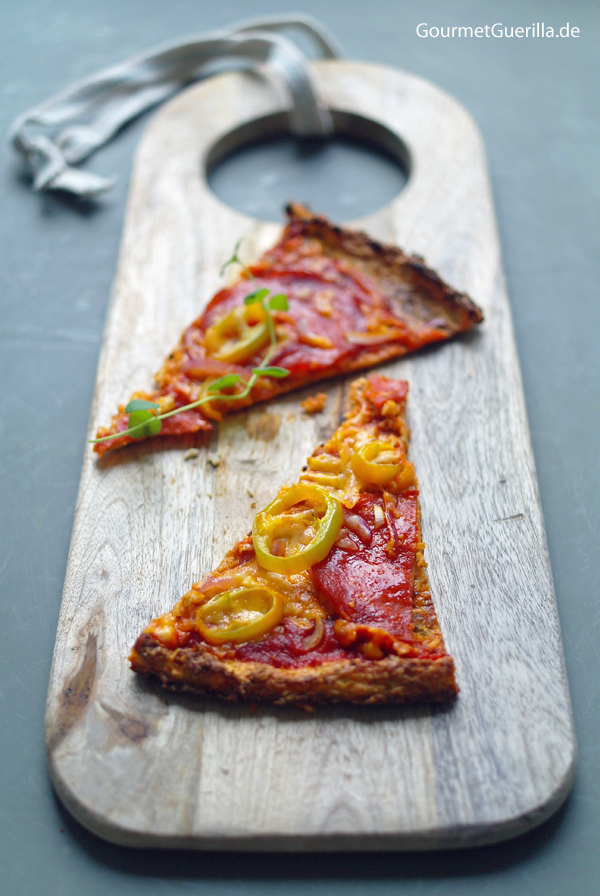 Low Carb Pizza with Chorizo, Paprika and Red Onions #recipe # gourmetguerilla.de #lowcarb