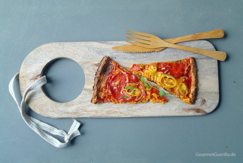 Low carb pizza topped with chorizo, peppers and red onions #recipe # gourmetguerilla.de #lowcarb