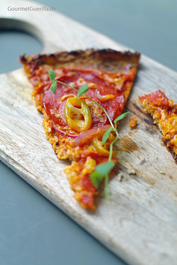 Low carb pizza with chorizo, peppers and red onions #recipe #gourmetguerilla #lowcarb