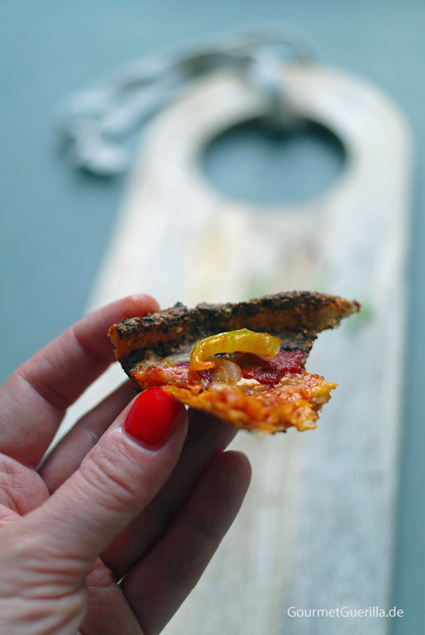  Low Carb Pizza with Chorizo, Paprika and Red Onions croser Boden #recipe # gourmetguerilla.de #lowcarb 