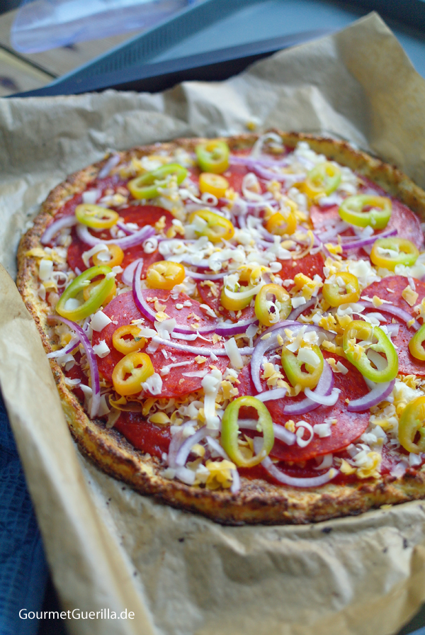 Low Carb Pizza with chorizo, peppers and red onions freshly served #recipe # gourmetguerilla.de #lowcarb 